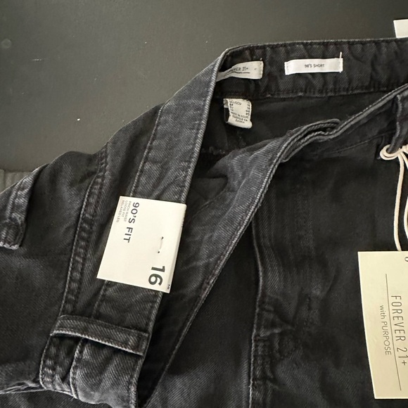 FOREVER 21+ Plus 16 Black Denim Distressed Denim Shorts NWT R$28 - Picture 4 of 8